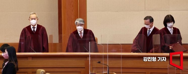 [포토]대심판정으로 들어서는 재판관