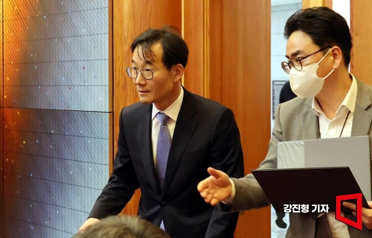 [포토]헌재 대심판정 들어서는 노희범 변호사