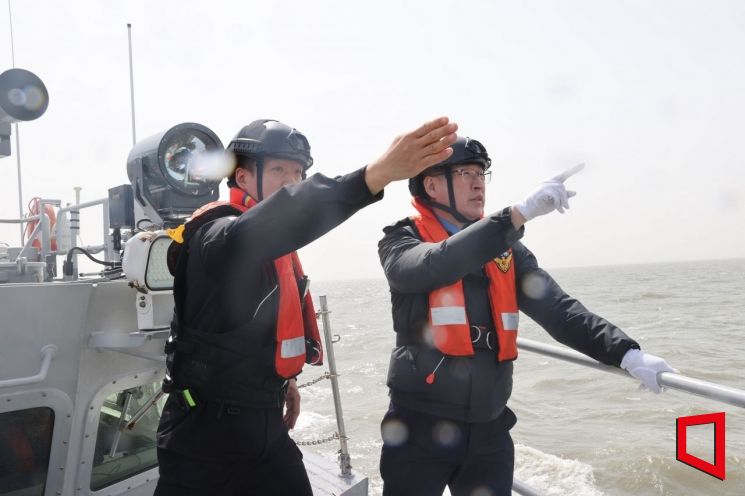 김종욱 해경청장(오른쪽)이 23일 연평도 서측 북방한계선(NLL) 인근 해상을 순찰하고 있다. [사진 제공=해경청]
