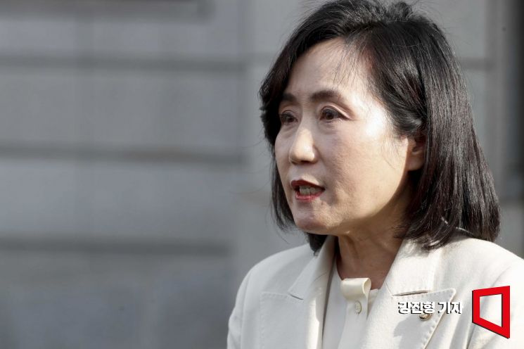 헌법재판소가 지난해 국회 본회의를 통과한 '검수완박'(검찰 수사권 완전 박탈)법에 대해 표결 과정에서 위헌적 요소는 있었지만 최종적으로 무효는 아니라는 판결을 내린 3월 23일 서울 헌법재판소 앞에서 전주혜 국민의힘 의원이 입장을 밝히고 있다. 사진=강진형 기자aymsdream@