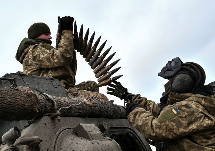 지난 1월 우크라이나 자포리자주 일대를 수비 중인 우크라이나군이 기관총 탄약을 교체하고 있다. 자포리자=로이터·연합뉴스