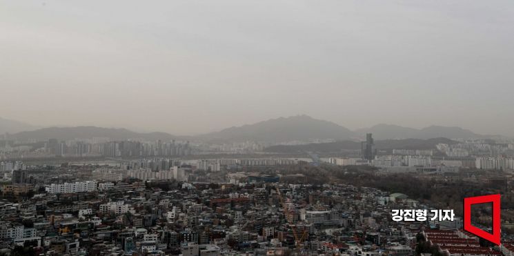 중국발 황사가 찾아온 24일 서울 남산에서 바라본 도심에 황사를 동반한 미세먼지에 싸여 있다. 사진=강진형 기자aymsdream@