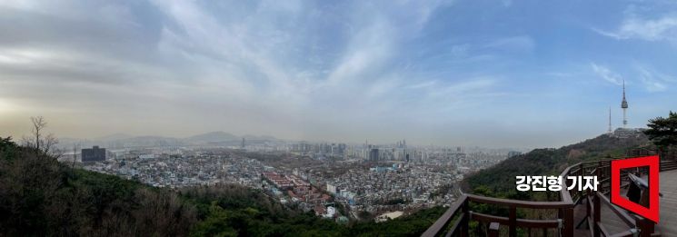 중국발 황사가 찾아온 24일 서울 남산에서 바라본 도심에 황사를 동반한 미세먼지에 싸여 있다. 사진=강진형 기자aymsdream@