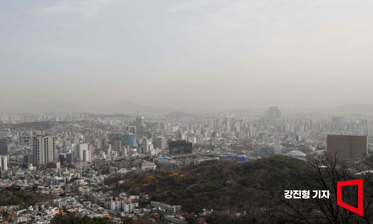 중국발 황사가 찾아온 24일 서울 남산에서 바라본 도심에 황사를 동반한 미세먼지에 싸여 있다. 사진=강진형 기자aymsdream@