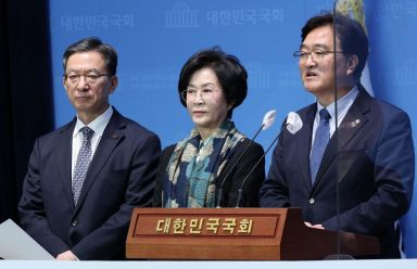 더불어민주당 4선 중진 의원들이 24일 서울 여의도 국회 소통관에서 현안 관련 기자회견을 열고 '2023, 버스에서 내려와' 운동을 제안하고 있다. 왼쪽부터 정성호, 김상희, 우원식 의원. 사진=김현민 기자 kimhyun81@