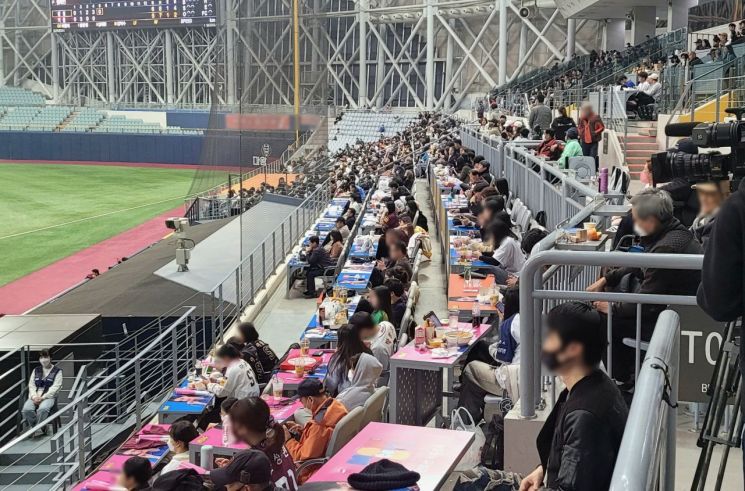 완연한 봄 날씨에 야구 경기장(서울 고척스카이돔)을 찾은 시민들. 사진=한승곤 기자
