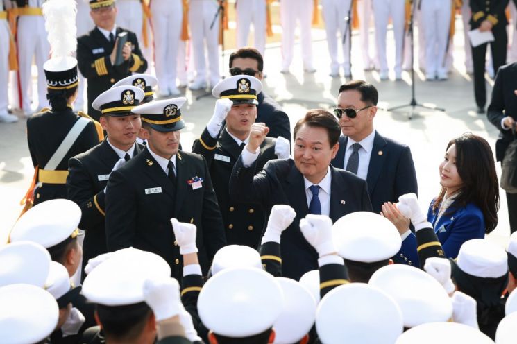 윤석열 대통령이 10일 오후 경남 창원시 진해구 해군사관학교에서 열린 제77기 졸업 및 임관식에 참석, 생도들을 격려하며 주먹을 불끈 쥐고 있다. [사진제공=대통령실]