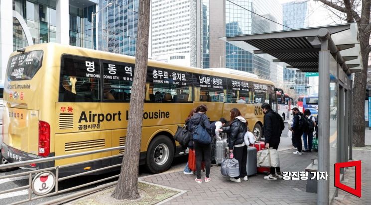 [포토]해외여행 증가로 다시 늘어난 공항버스 이용객