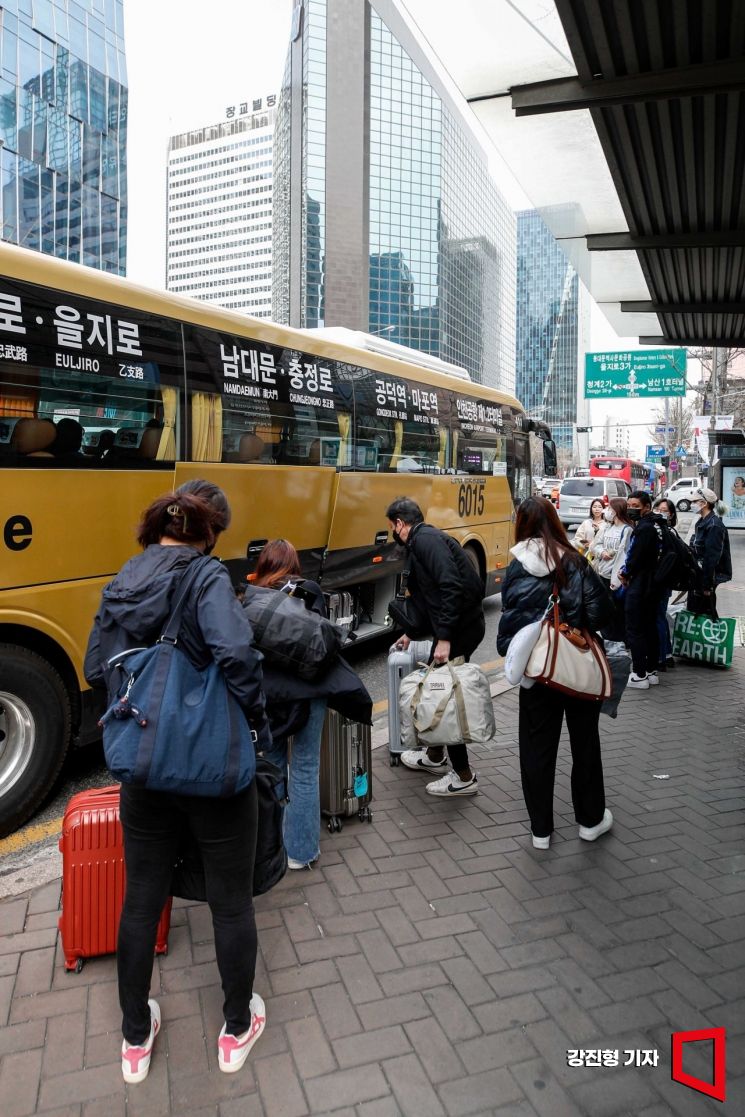 서울 중구 을지로입구역 인근 공항버스 정류장에서 외국인 관광객들이 버스를 타기 위해 대기하고 있다. 사진=강진형 기자aymsdream@