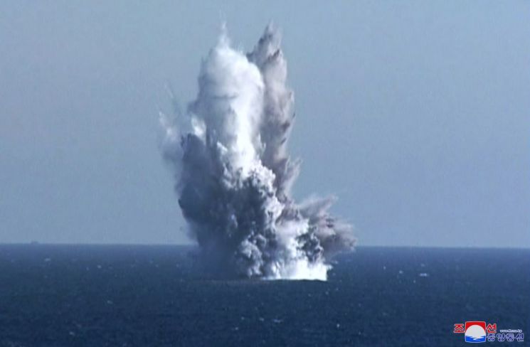 김정은 "핵무기 생산 박차"…전술핵탄두 사진도 전격 공개(종합)