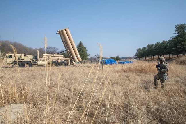 주한미군 병사가 고고도미사일방어체계(THAAD·사드) 주변을 순찰하고 있다. [사진제공=미8군]
