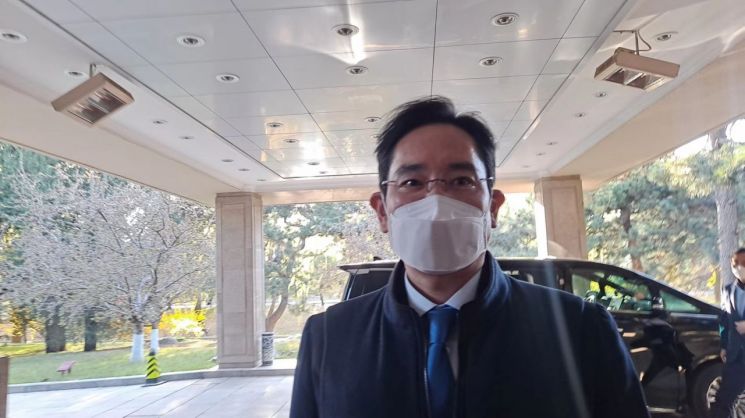이재용 삼성전자 회장이 25일 베이징 댜오위타이 국빈관에서 개최된 중국발전고위급포럼에 참석하기 위해 이동하고 있다. (사진 제공= 베이징 특파원단)