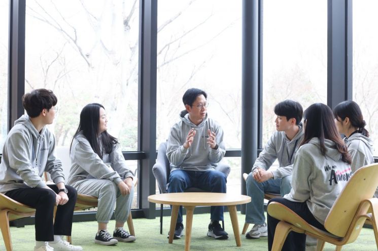 배경훈 LG AI연구원장이 해커톤에 참가한 청년들과 대화를 나누고 있다. / [사진제공=LG]