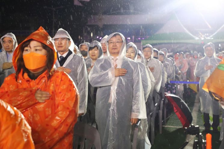 경남 창원을 대표하는 진해군항제가 진해구 공설운동장에서 화려한 개막식을 열고 본격적인 축제에 돌입했다.