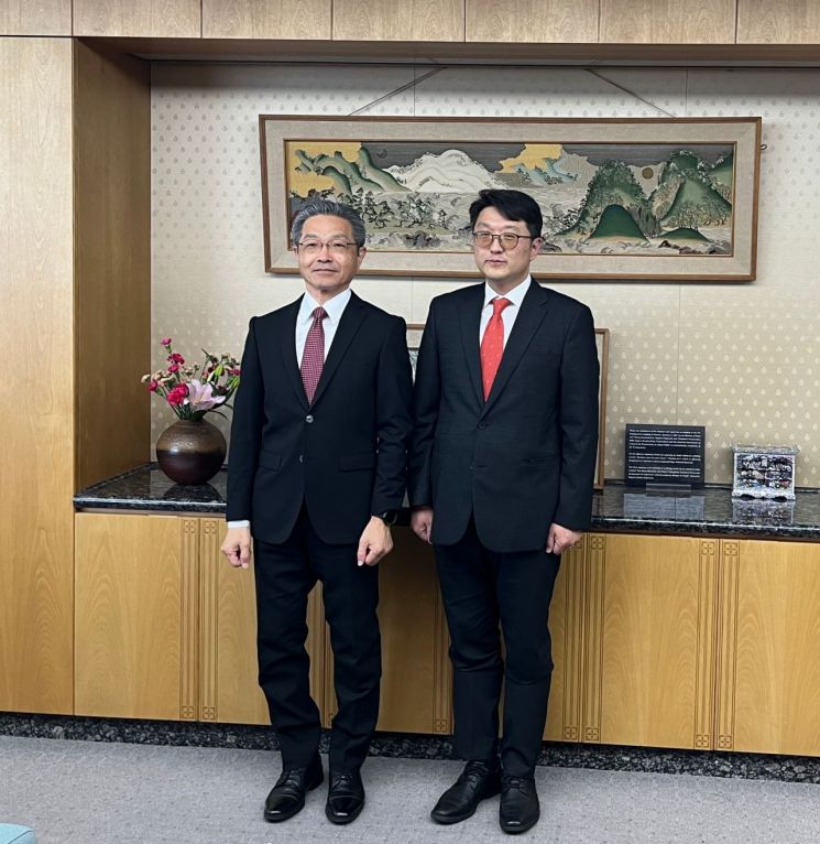 일본의 다케우치 요시아키(TAKEUCHI Yoshiaki) 차관(왼쪽)과 한국의 최우혁 전파정책국장(오른쪽)이 '제4차 한·일 전파국장 회의'에 참석 후 기념촬영을 하고 있다.