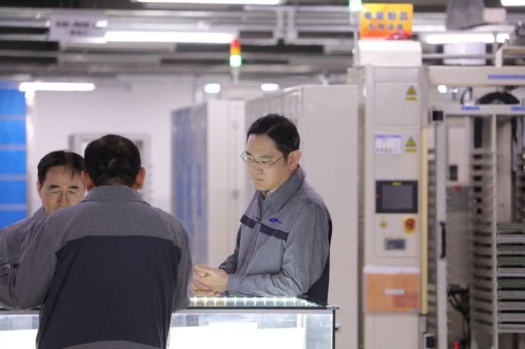 이재용 삼성전자 회장이 24일 중국 톈진에 있는 삼성전기 사업장을 방문해 MLCC 생산 공장을 점검하고 있다. / [사진제공=삼성전자]