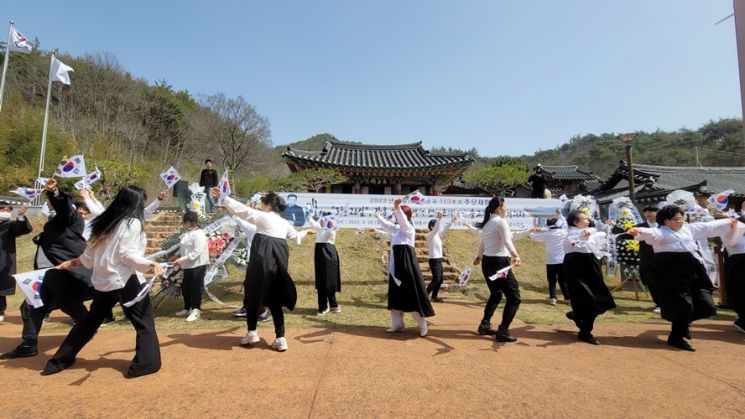 해동사에서 안중근 의사 순국 113주기 추모제 공연을 하고 있다. [사진제공=장흔군]