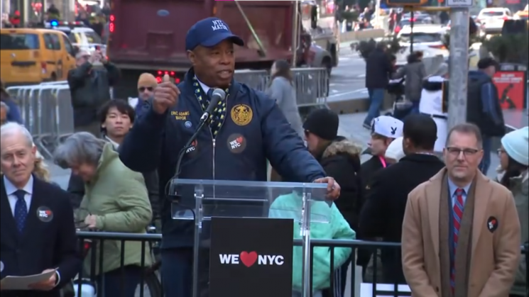 뭇매맞은 'WE♥NYC'…뉴요커 "발랄한 하트와 이상한 비율…최악"