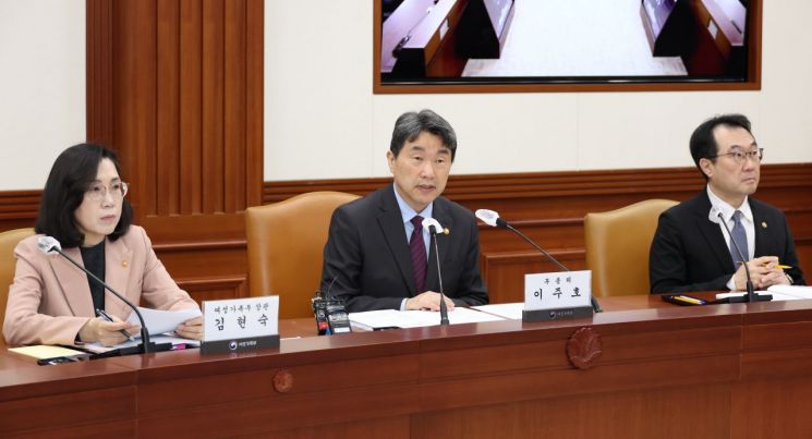이주호 사회부총리 겸 교육부 장관이 27일 오전 정부 서울청사에서 열린 제1차 인신매매 등 방지 정책조정협의회에서 발언을 하고 있다.[사진제공=교육부]