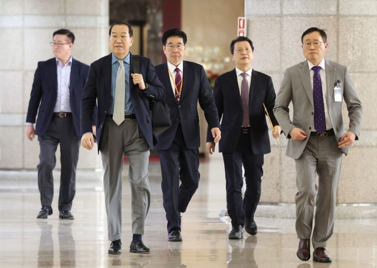권영세 통일부 장관이 22일 김포공항에서 일본으로 출국하기 위해 출국장으로 향하고 있다. [이미지출처=연합뉴스]