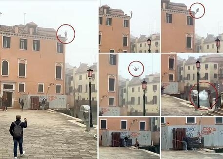 이탈리아 베네치아에 위치한 한 건물에서 남성이 다이빙을 하고 있다. [이미지출처=이탈리아 안사(ANSA) 통신]