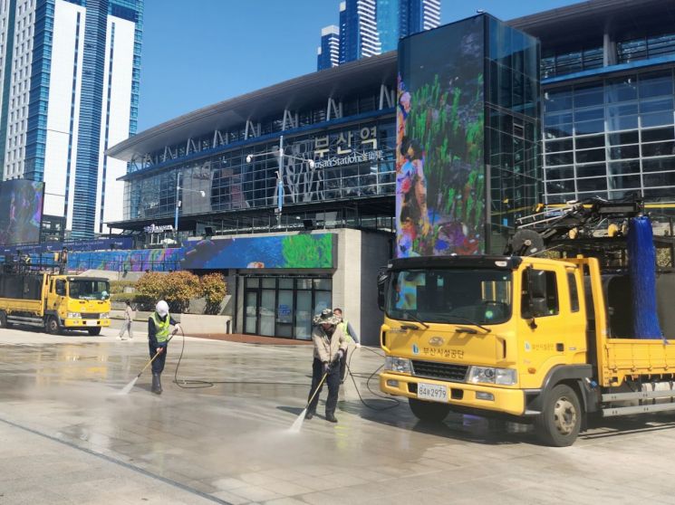 부산시설공단 관계자들이 부산역 광장에서 첨단 청소 장비로 대대적인 물청소와 정비를 진행 중이다.