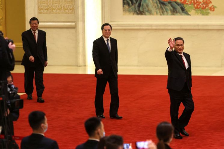 리창 중국 신임 총리와 딩쉐샹 부총리, 허리펑 부총리(오른쪽부터)가 13일 베이징 인민대회당에서 열린 전국인민대표대회(전인대) 폐막식 후 기자회견에 참석하고 있다. [이미지출처=연합뉴스]