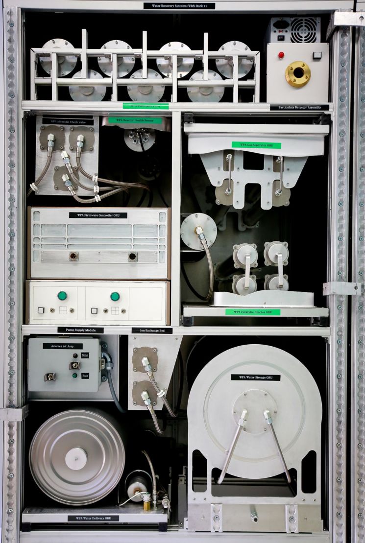 코웨이 환경기술연구소 내 설치된 NASA 정수 필터 시스템