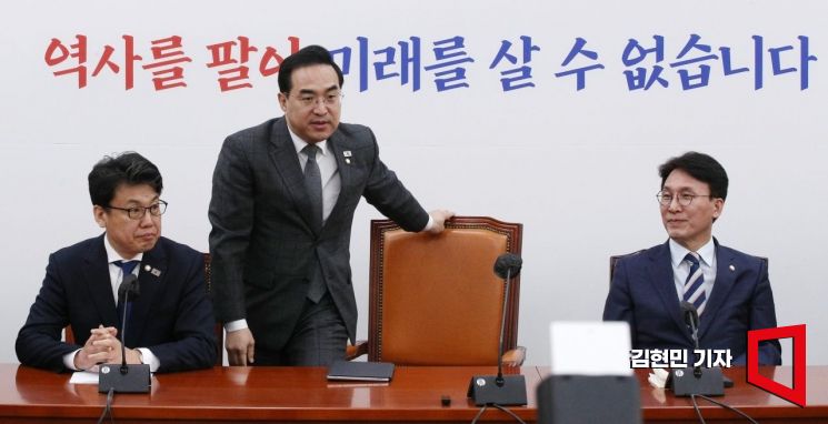 [포토] 원내대책회의 참석하는 박홍근