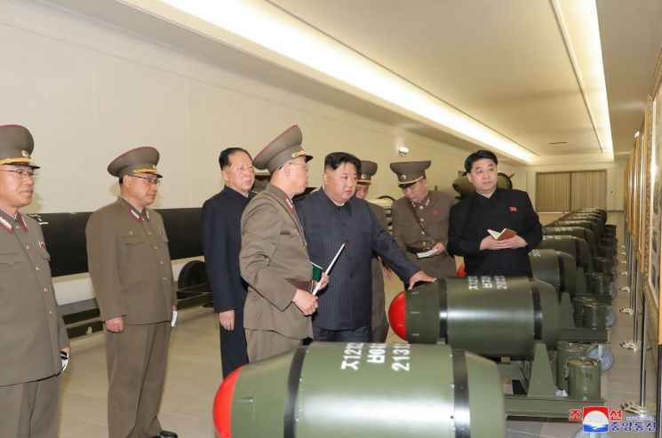 김정은 "핵무기 생산 박차"…전술핵탄두 사진도 전격 공개(종합)