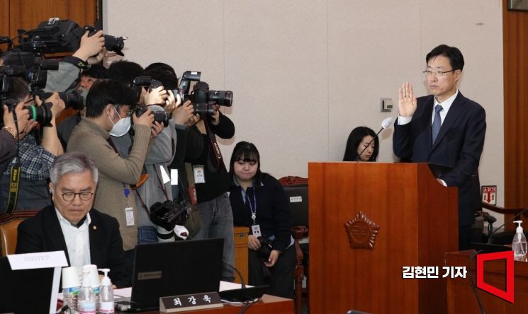 [포토] 선서하는 김형두 헌법재판관 후보자