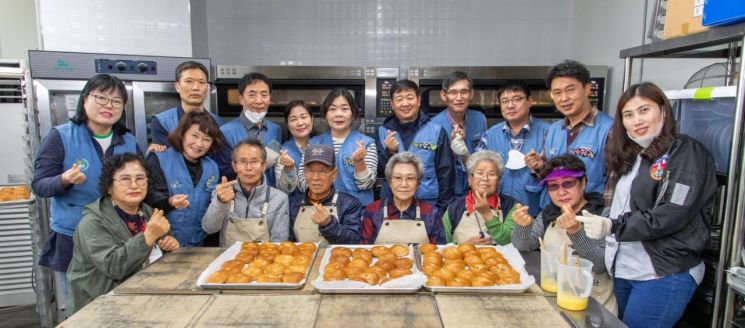 광양제철소가 지역 독거노인 어르신들의 정서적 지원을 위한 제과제빵 행사를 열었다.［사진제공=광양제철소］