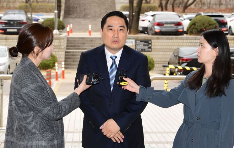 강용석 변호사가 28일 서초구 서울중앙지방법원에서 열린 공판에 출석하고 있다. [이미지출처=연합뉴스]