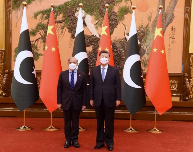 셰바즈 샤리프 파키스탄 총리(왼쪽)와 시진핑 중국 국가주석(오른쪽) [이미지출처=연합뉴스]