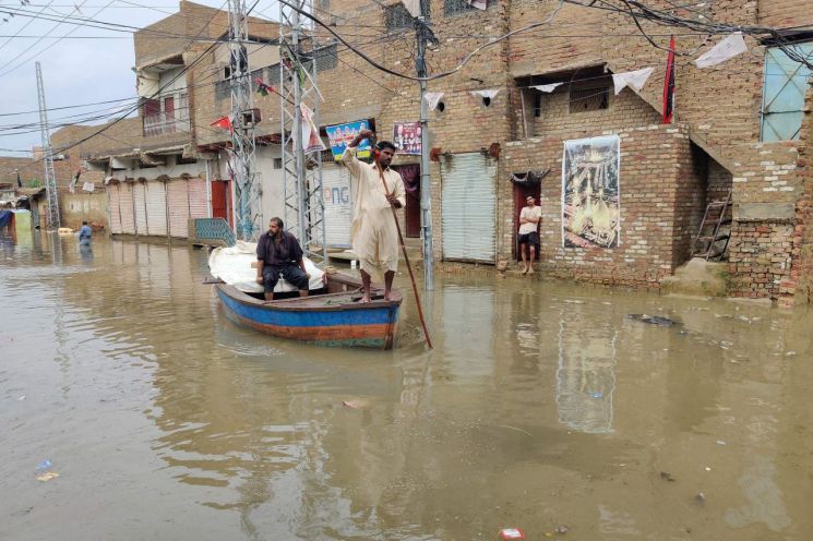 지난해 몬순 폭우가 파키스탄을 덮치면서 도시들이 물에 잠겼다.