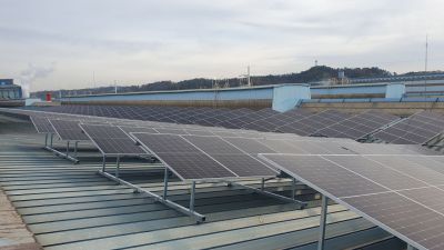 동국제강 포항공장 지붕에 설치된 태양광 자가발전 설비. 사진제공=동국제강