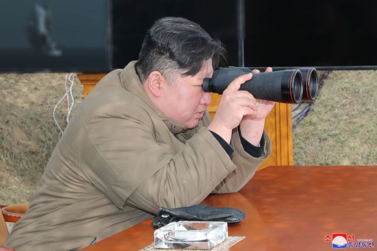 핵무인수중공격정 수중폭발시험 참관하는 북한 김정은 [이미지출처=연합뉴스]
