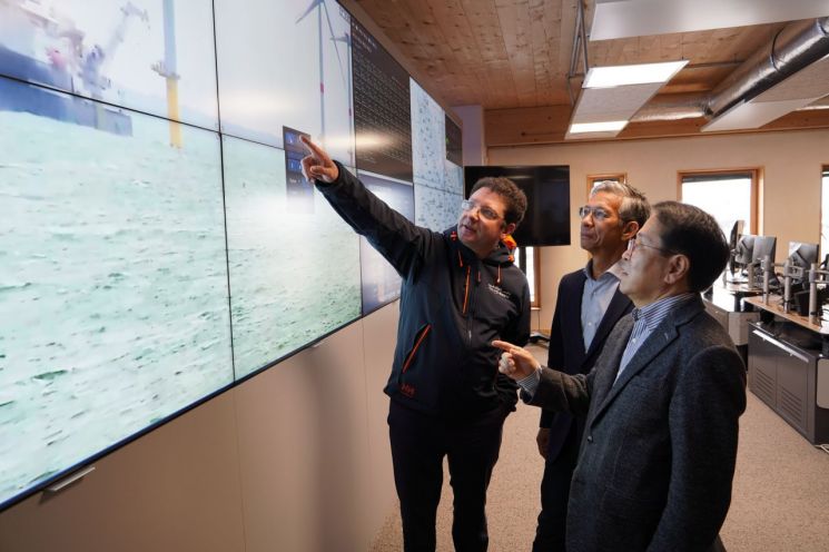 박형덕 한국서부발전 사장(오른쪽)이 28일(현지시간) 프랑스 생나제르 해상풍력단지를 찾아 EDF-R 관계자들에게 설명을 듣고 있다.