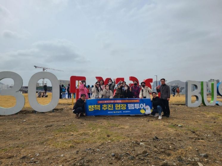 전국 인플루언서 초청 ‘정책 추진 현장 팸투어’ 참가자들이 기념 촬영을 하고 있다.