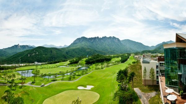 "울산바위 사계가 병풍처럼…라운드 한번으론 아쉽네"