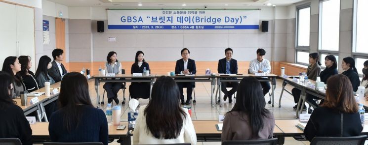 강성천 경기도경제과학진흥원장이 29일 직원들과 소통 간담회를 갖고 있다.