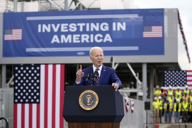 28일(현지시간) 조 바이든 미국 대통령이 미 노스캐롤라이나 더럼에 있는 미 반도체 업체 울프스피드 공장에 방문해 연설하고 있다. [이미지출처=AP연합뉴스]