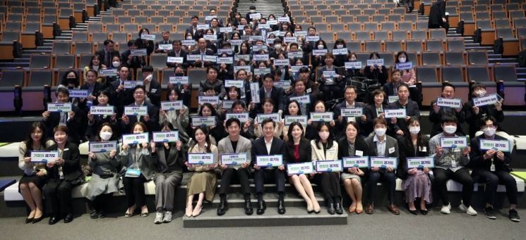김동연 경기도지사가 29일 경기도청에서 열린 인구문제 기회 토론회 참석자들과 기념사진을 찍고 있다.