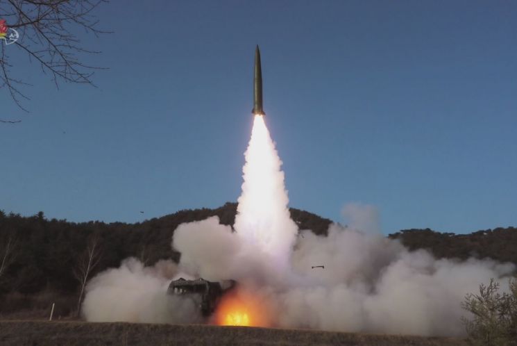 28일 북한 조선중앙TV가 전날 황해북도 중화 일대에서 발사한 단거리탄도미사일(SRBM)을 500m 상공에서 공중폭발한 시험을 감행했다고 밝혔다. [이미지출처=연합뉴스]