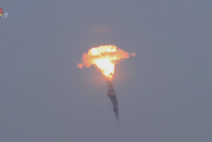 28일 북한 조선중앙TV가 전날 황해북도 중화 일대에서 발사한 단거리탄도미사일(SRBM)을 500m 상공에서 공중폭발한 시험을 감행했다고 밝혔다. 북한이 공개한 공중폭발 훈련 모습.[이미지출처=연합뉴스]