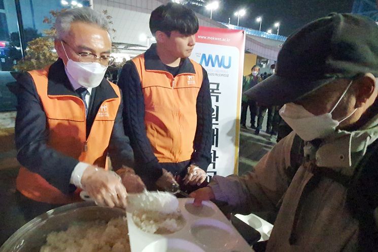 [포토] 목원대 이희학 총장, 대전역서 노숙인 배식 봉사