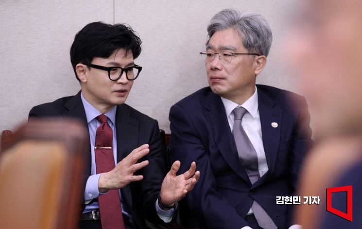 [포토] 김상환 법원행정처장과 대화하는 한동훈 장관