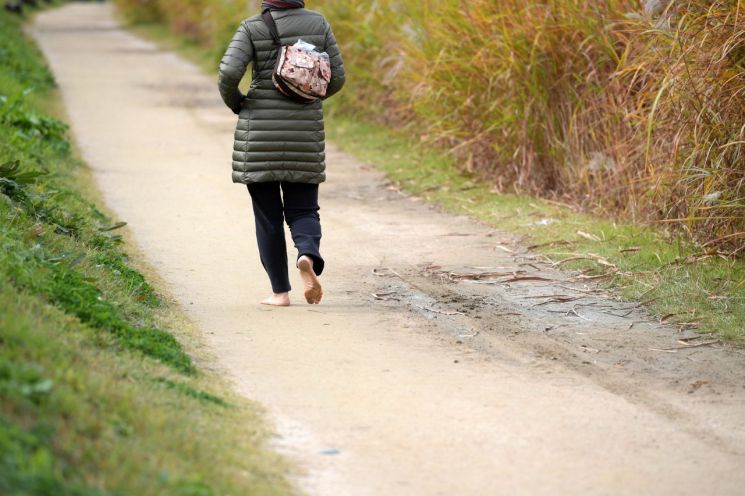 반포한강공원 서래섬을 찾는 시민이 맨발로 산책하고 있다.[사진=아시아경제DB]