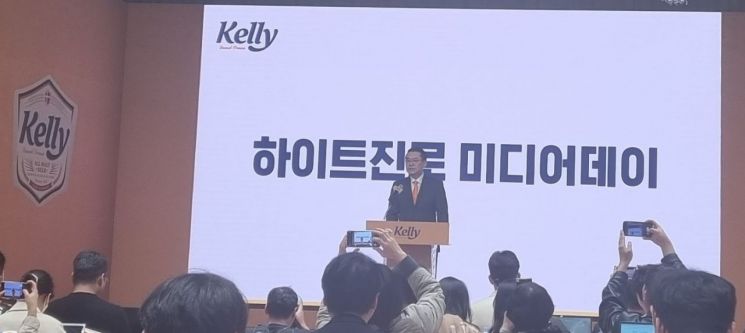 인규 하이트진로 대표가 30일 서울 성북구 삼청각에서 열린 하이트진로 기자간담회에서 신제품 켈리에 대해 설명하고 있다.