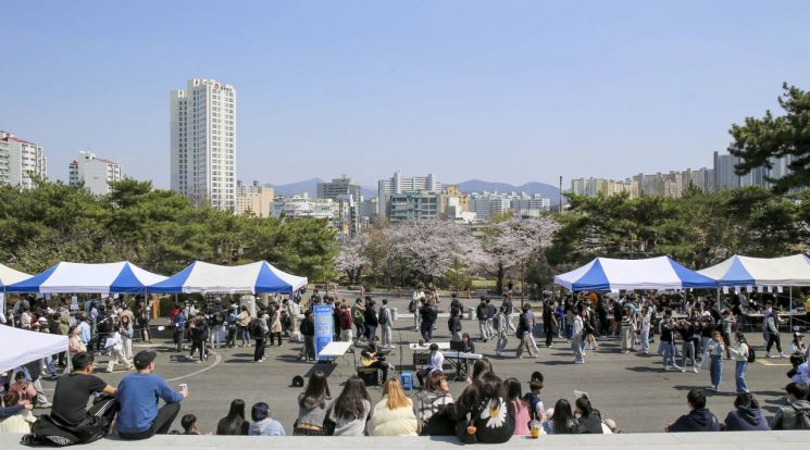 경남대학교 총학생회는본관 앞 주차장에서 ‘2023학년도 경남대학교 벚꽃축제’를 개최했다.